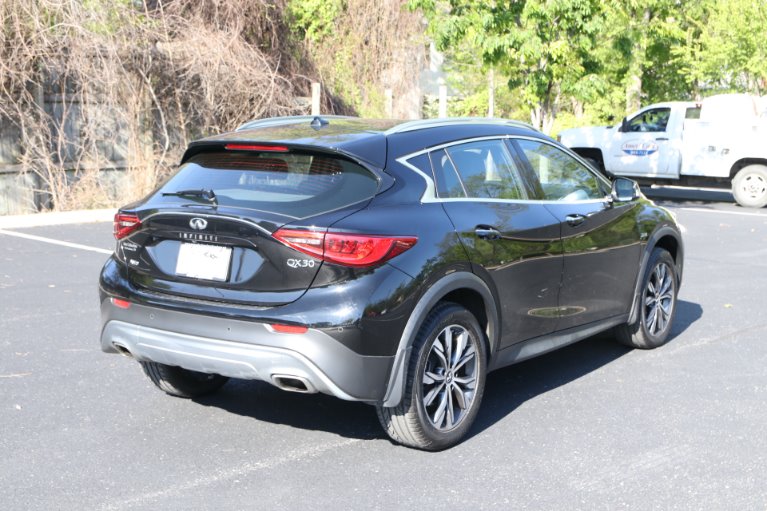 Used 2017 INFINITI QX30 Premium AWD W/NAV Premium for sale Sold at Auto Collection in Murfreesboro TN 37130 3