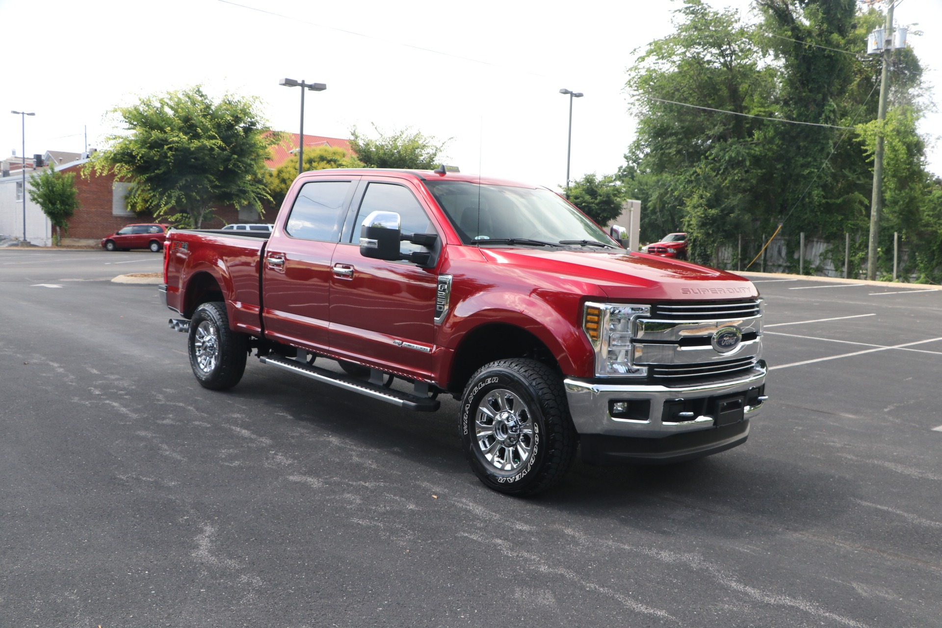 Used 2019 Ford F-250 Super Duty Lariat CREW CAB 4X4 W/NAV for sale Sold at Auto Collection in Murfreesboro TN 37130 1
