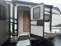Used 2020 PALOMINO SOLAIRE 314TSBH W/3 SLIDE OUTS for sale $36,950 at Auto Collection in Murfreesboro TN 37130 23