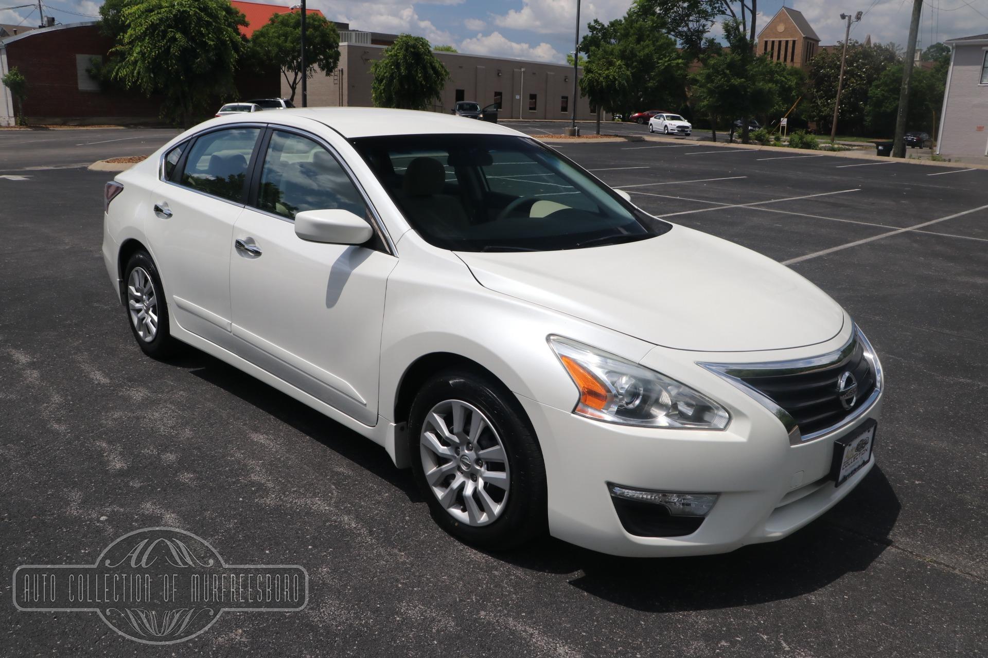 Used 2015 Nissan Altima 2.5 S DISPLAY AUDIO PKG FWD for sale Sold at Auto Collection in Murfreesboro TN 37130 1