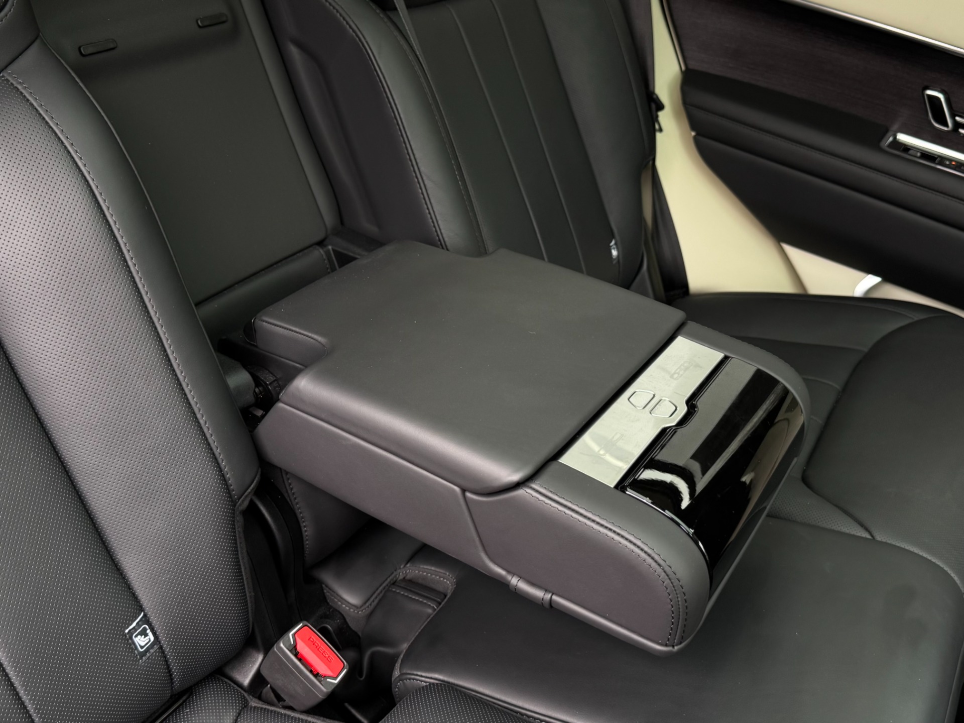 2024 Land Rover Range Rover SE - Photo 37