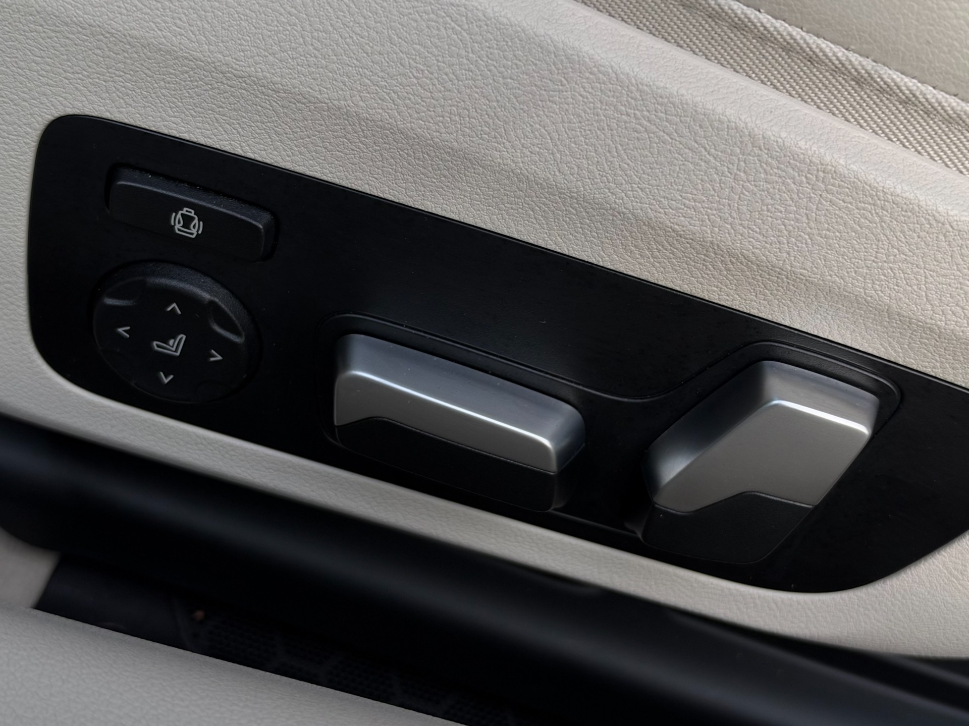 2026 BMW 8 Series 840i - Photo 22